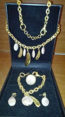 Piedras naturales y bisutería de mano barata en Sevilla |