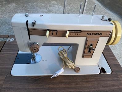 Máquina de coser Sigma. Con mueble madera. Tipo castellano. A