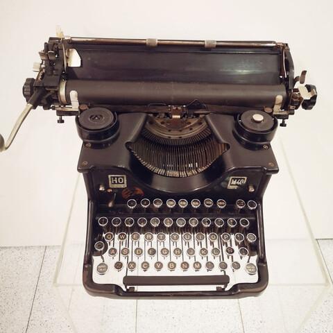 Cómo se restaura profesionalmente una máquina de escribir oxidada de los  años 30