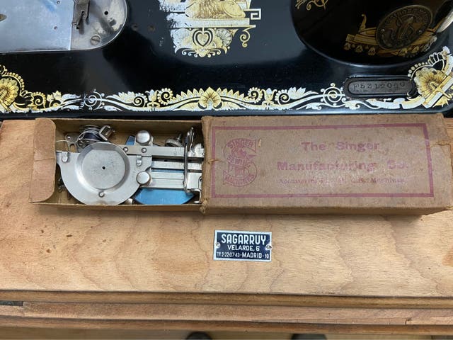 Antigua caja repuestos maquina SINGER