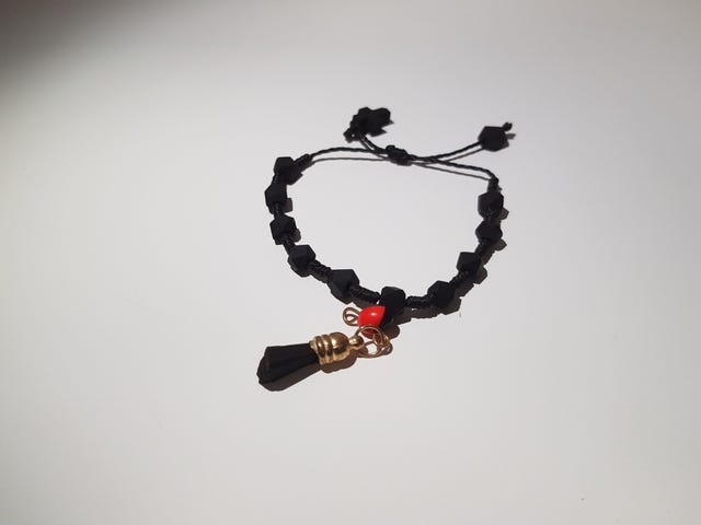 Milanuncios - pulseras azabache y puño para niños