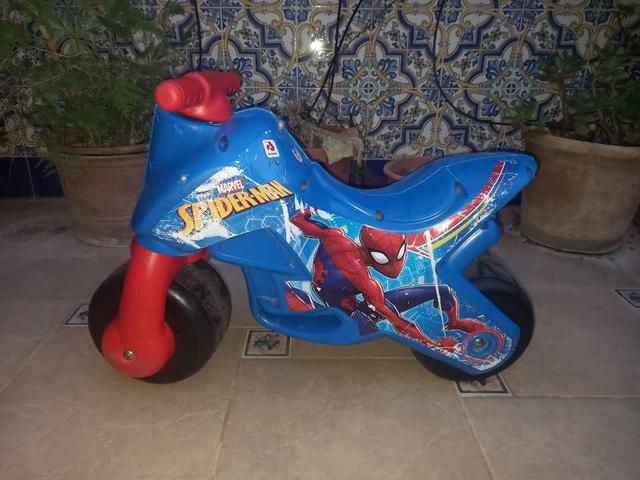 Moto Correpasillos Spiderman